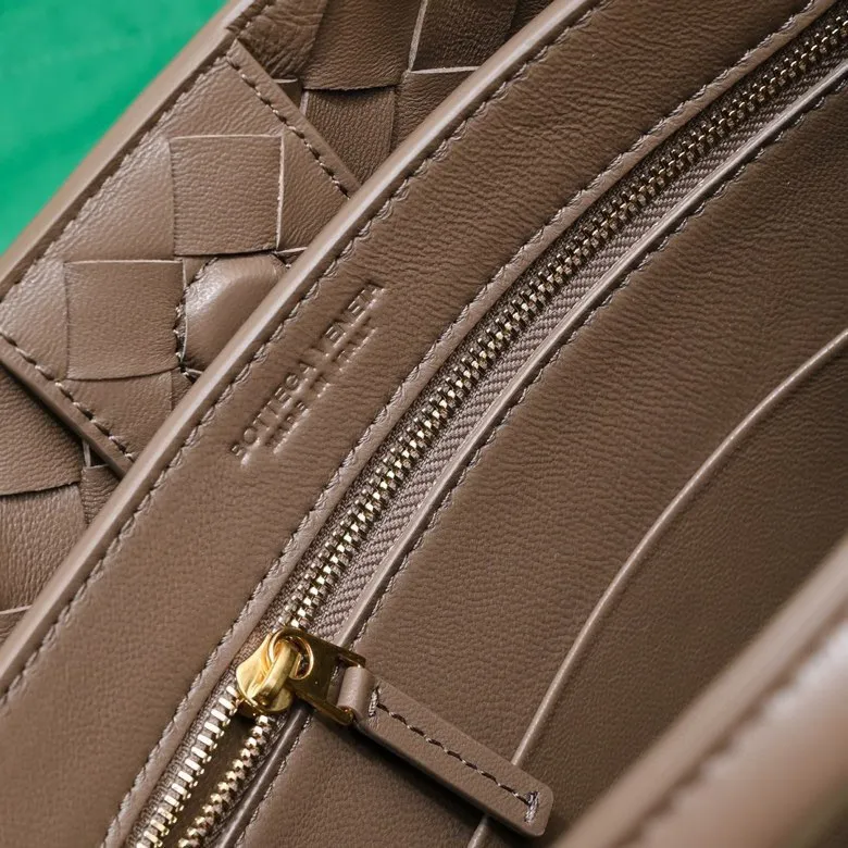 Batch 1860 B's 2023 spring and summer new model continues the brand's woven style with detailed metal knot switch buckles. This time, the shoulder straps are also made into tube weaves, showing different craftsmanship. The carrying method is versatile to create more different looks. Intrecciato woven leather small handbag, equipped with sliding crossbody strap. Internal compartments, including 1 zipper pocket and 2 open pockets with magnetic buckle closure. Size: 25*20*10cm, model: 7463#